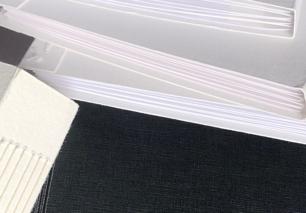 des albums noirs, blancs reliés