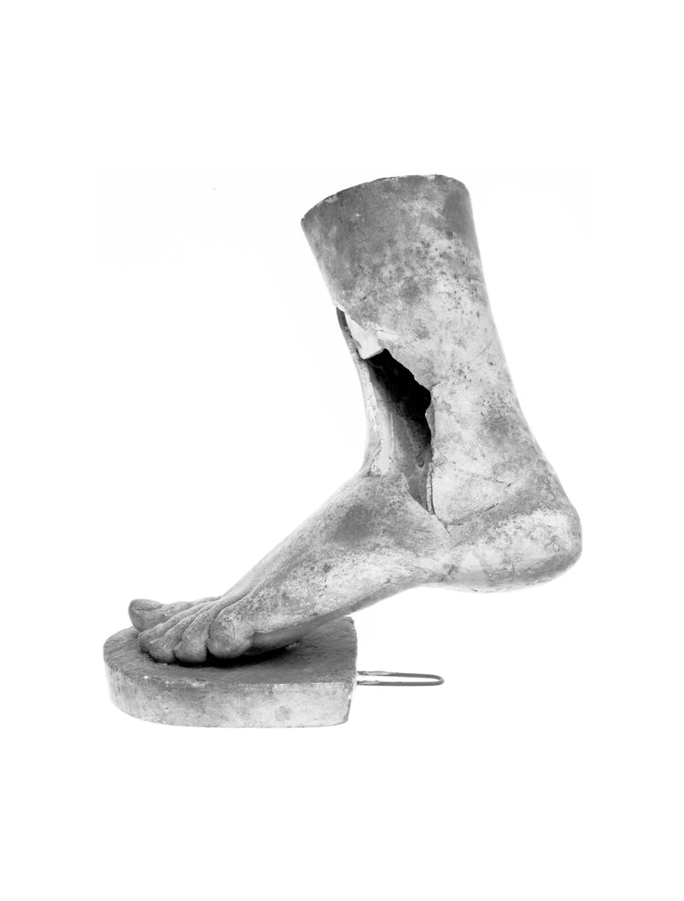 Photographie de Fernande Petitdemange : Le fonds d'Auguste B., 2010, tirage argentique noir et blanc, format 40 x 50 cm, série de 12 photographies, Musée Bartholdi, Colmar.