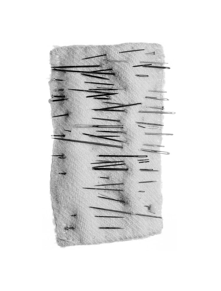 Photographie de Fernande Petitdemange : Jeux de dames, 2013, tirage argentique noir et blanc, format 18 x 24 cm, série de 8 triptyques.