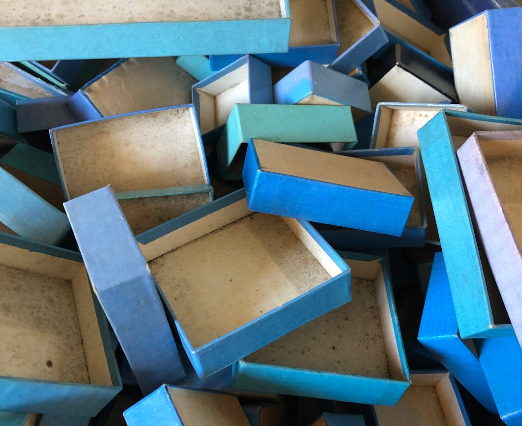 des boîtes bleues vides